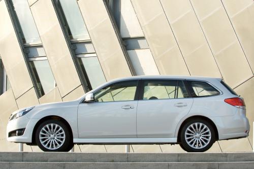 Subaru Legacy Tourer (2010) - picture 8 of 10
