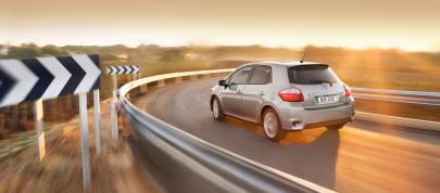Toyota Auris (2010) - picture 7 of 22