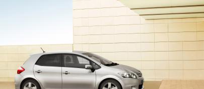 Toyota Auris (2010) - picture 15 of 22
