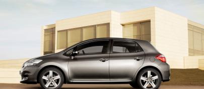 Toyota Auris (2010) - picture 20 of 22