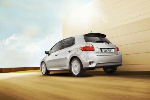 Toyota Auris (2010) - picture 8 of 22