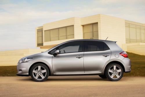 Toyota Auris (2010) - picture 16 of 22