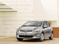 Toyota Auris (2010) - picture 13 of 22