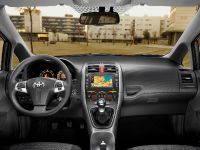 Toyota Auris (2010) - picture 21 of 22