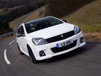 Vauxhall Astra VXR Arctic Edition (2010) - picture 6 of 15