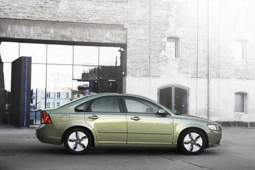 Volvo S40 (2010) - picture 1 of 18