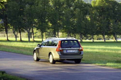 Volvo V70 (2010) - picture 17 of 27