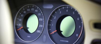 Volvo XC70 (2010) - picture 20 of 24