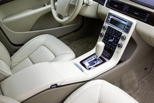 Volvo XC70 (2010) - picture 16 of 24