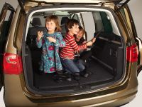 Seat Alhambra (2011) - picture 38 of 44