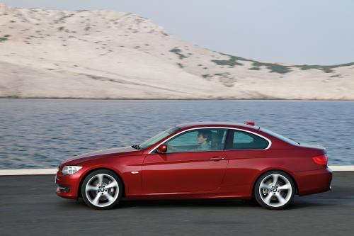 BMW 3 Series Coupe (2011) - picture 17 of 24