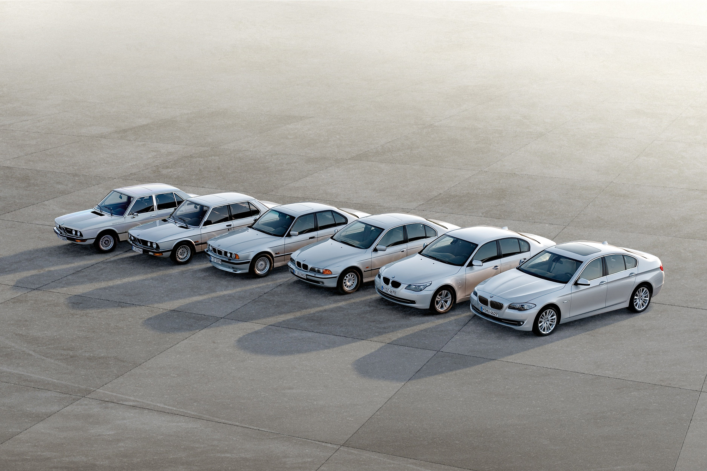 Четверо машин. BMW 5 Series Evolution. БМВ 5 Эволюция кузова. BMW 5 Series Generation.