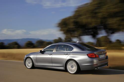 BMW 5 Series Sedan (2011) - picture 9 of 57
