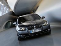 BMW 5 Series Sedan (2011) - picture 10 of 57