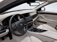 BMW 5 Series Touring (2011) - picture 5 of 34