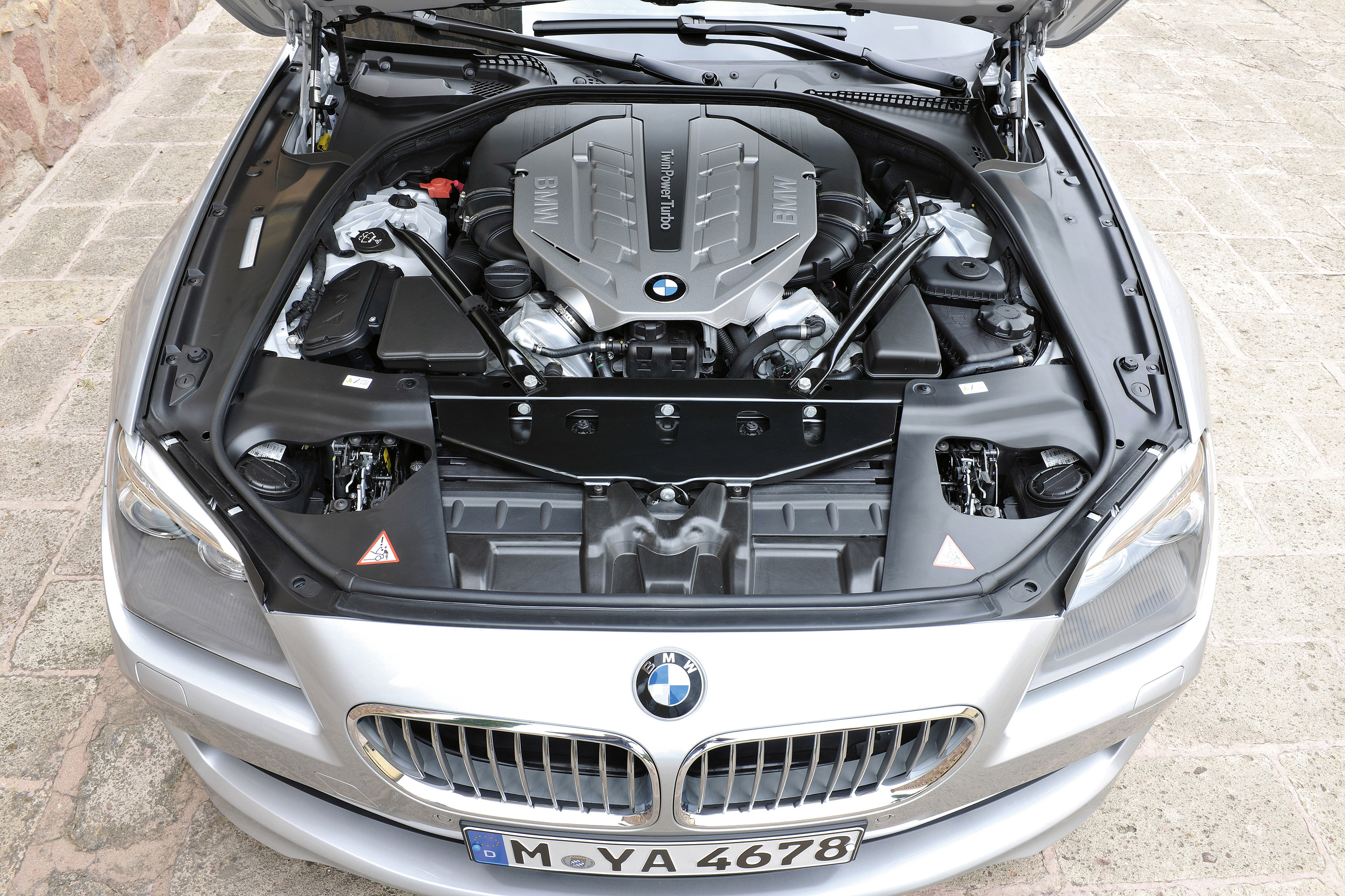 Машинки открывающимся капотом. Двигатель BMW 650i. БМВ 650 f06 мотор. BMW f02 под капот. BMW 650i под капотом.