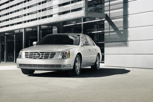 Cadillac DTS (2011) - picture 1 of 3