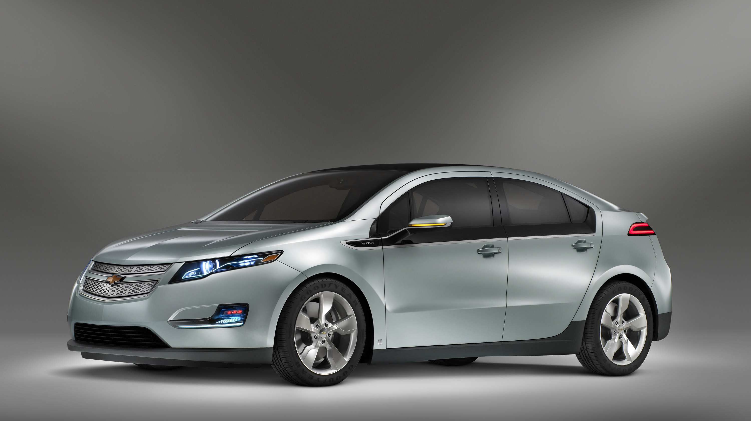 Volt electric. Chevrolet Volt 2011. Chevrolet Volt 2008. Шевроле вольт 2022. Шевроле вольт гибрид.