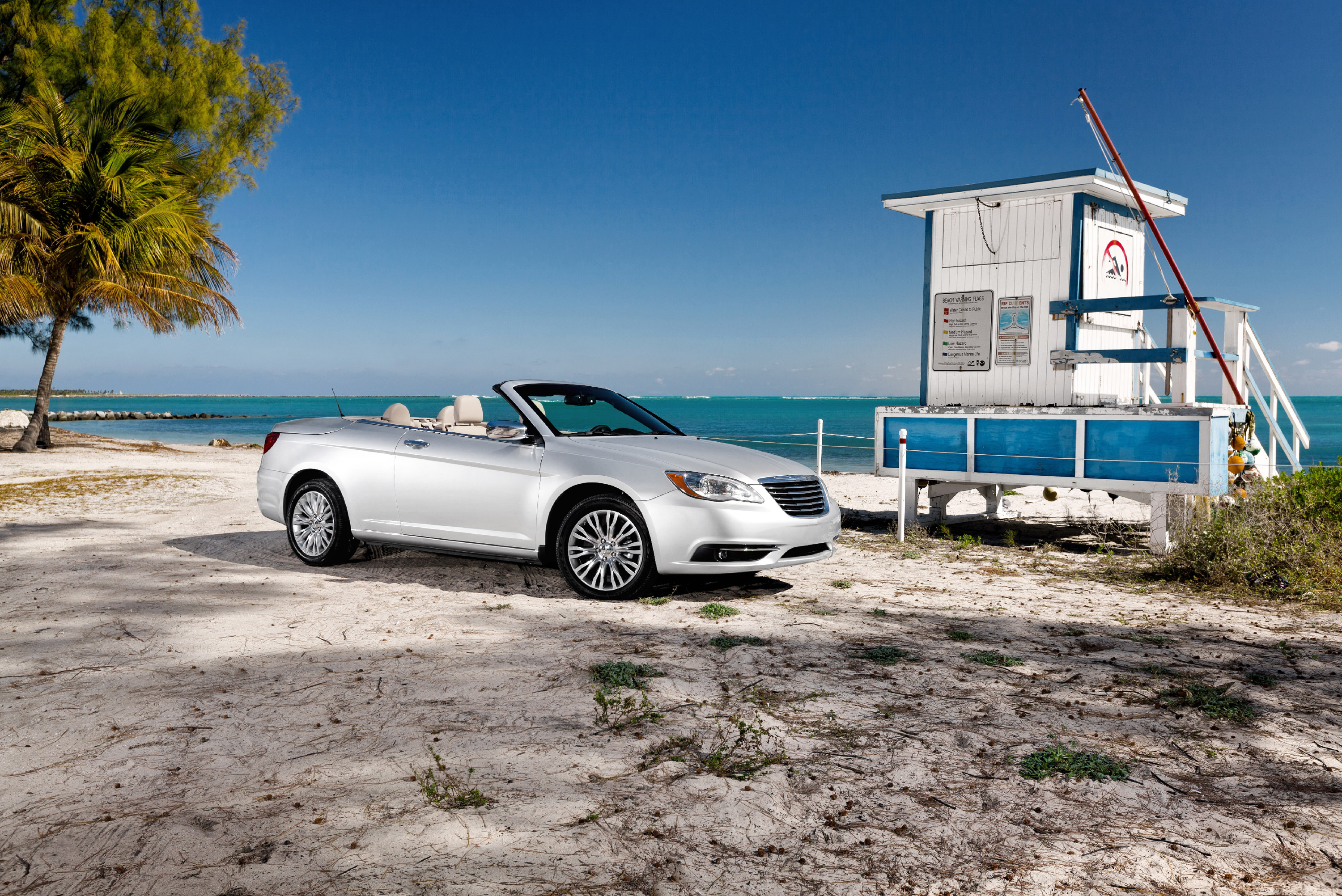 Машина к лету. Chrysler 200 2011. Автомобиль на пляже. Машина на берегу. Машина у моря.
