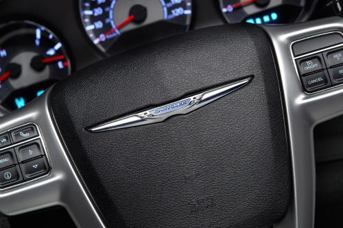 Chrysler 200 Convertible (2011) - picture 25 of 27