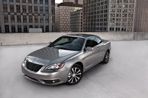 Chrysler 200 S sedan (2011) - picture 1 of 4