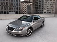 Chrysler 200 S sedan (2011) - picture 1 of 4