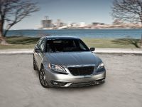 Chrysler 200 S sedan (2011) - picture 2 of 4