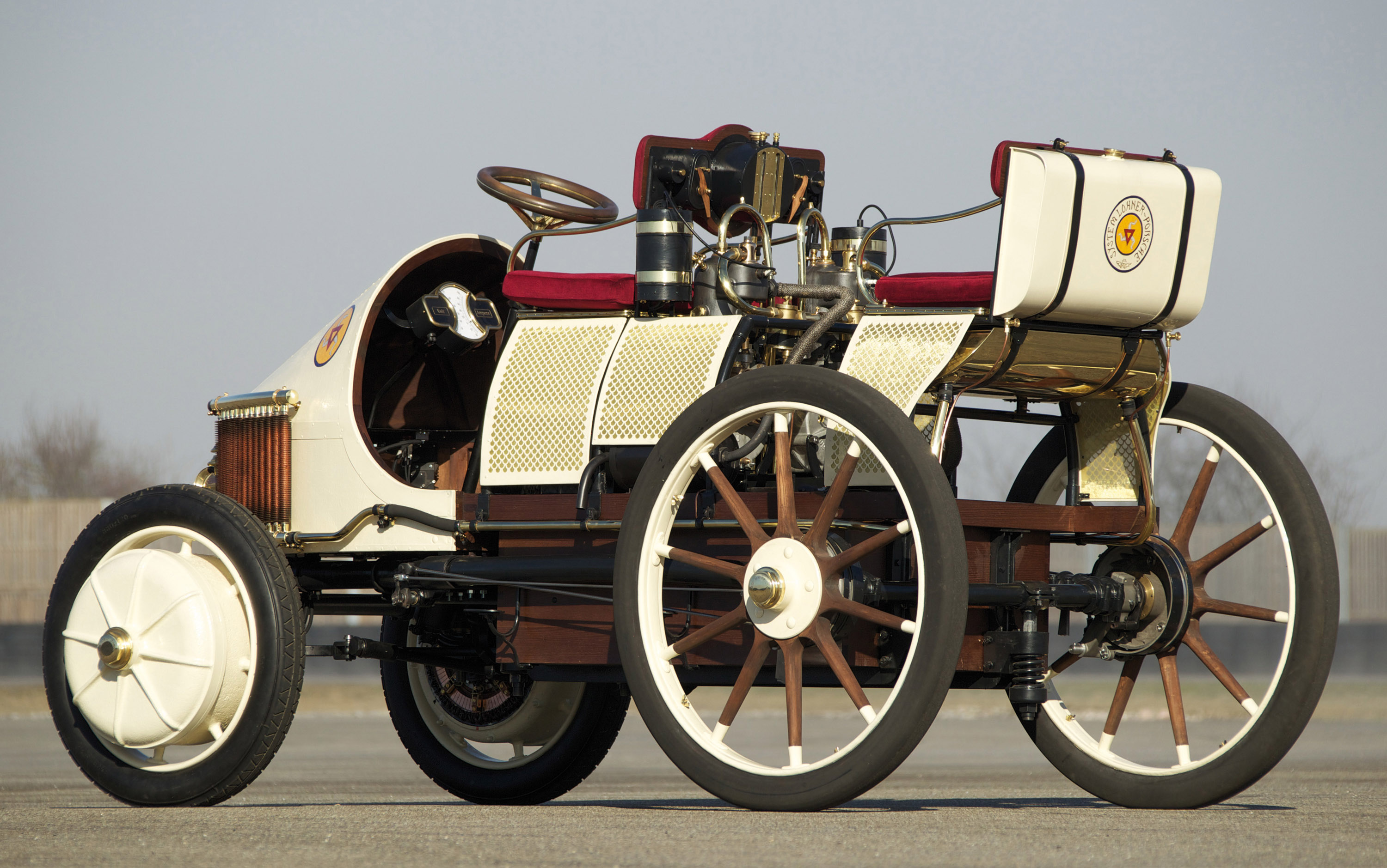 Какая лучше первая машина. Lohner-Porsche гибридный автомобиль. Гибридный автомобиль Фердинанда Порше. Первый гибридный автомобиль Фердинандом Порше.