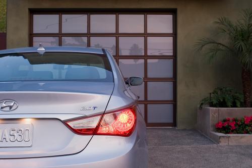 Hyundai Sonata 2.0T (2011) - picture 9 of 11