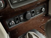 Infiniti QX56 (2011) - picture 30 of 56