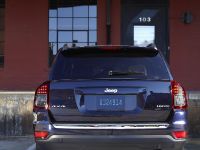 Jeep Compass (2011) - picture 8 of 17