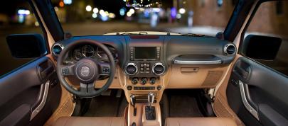 Jeep Wrangler (2011) - picture 12 of 27