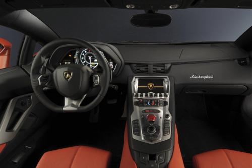 Lamborghini Aventador LP700-4 (2011) - picture 9 of 12