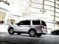 Lincoln Navigator (2011) - picture 5 of 7
