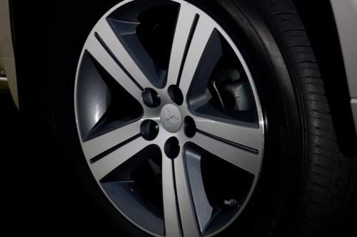 Mitsubishi Endeavor (2011) - picture 8 of 10