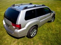 Mitsubishi Endeavor (2011) - picture 3 of 10