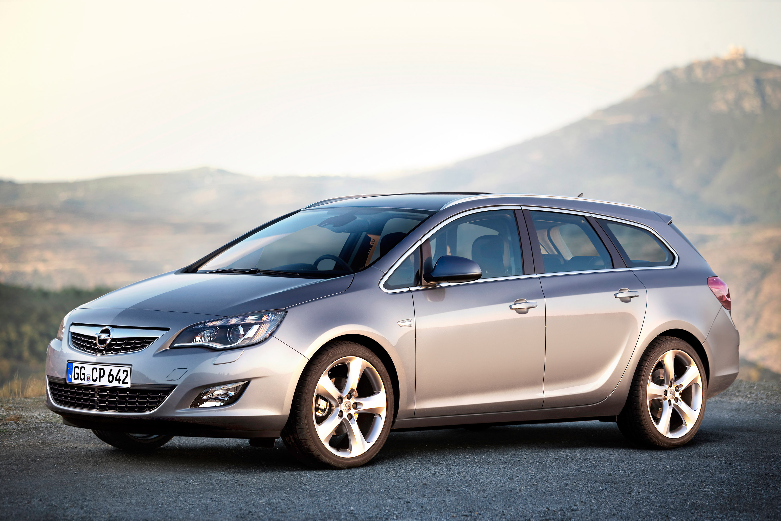 Опель универсал 2012. Opel Astra Sports Tourer 2011. Opel Astra Sports Tourer 2012 универсал. Opel Astra j 2010 универсал.