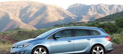 Opel Astra Sports Tourer (2011) - picture 7 of 12