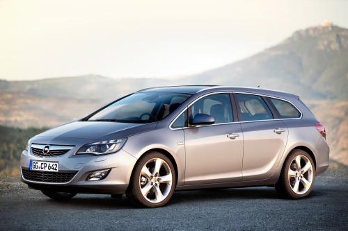 Opel Astra Sports Tourer (2011) - picture 8 of 12