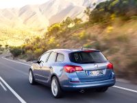 Opel Astra Sports Tourer (2011) - picture 2 of 12