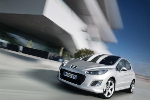 Peugeot 308 (2011) - picture 1 of 6