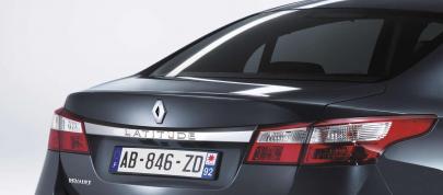 Renault Latitude (2011) - picture 12 of 14