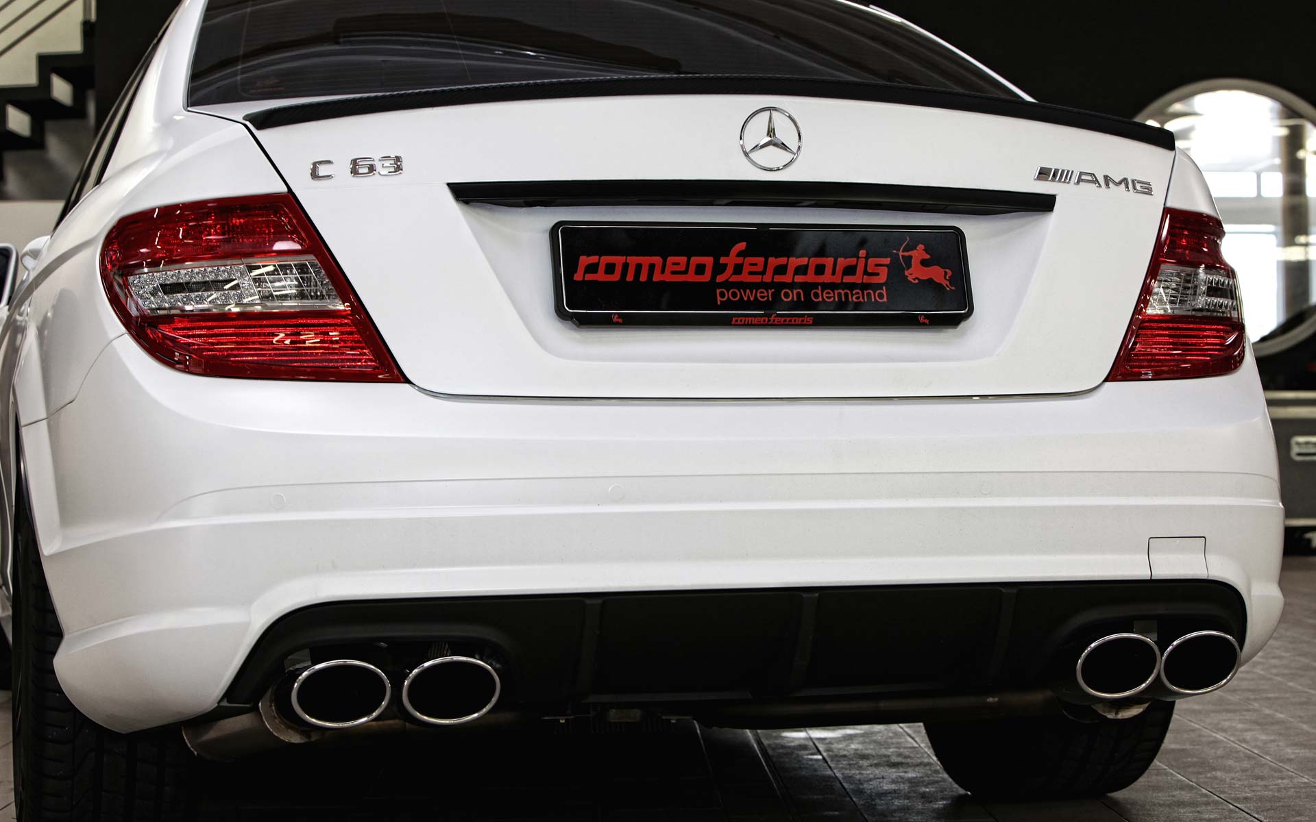 Romeo Ferraris Mercedes-Benz C63 AMG Whitestorm