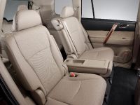 Toyota Highlander (2011) - picture 37 of 48