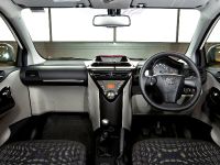 Toyota iQ (2011) - picture 3 of 7