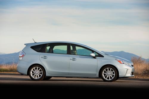Toyota Prius V (2011) - picture 17 of 73