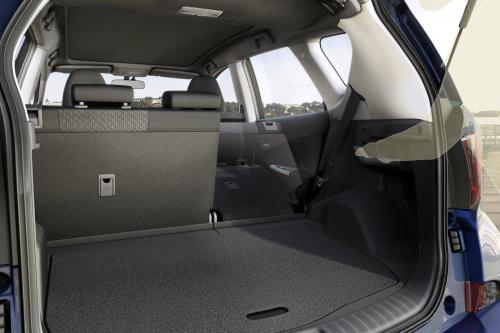 Toyota Verso-S (2011) - picture 8 of 28