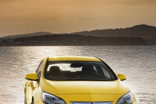 Vauxhall Astra GTC (2011) - picture 8 of 9