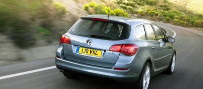 Vauxhall Astra Sports Tourer (2011) - picture 4 of 11