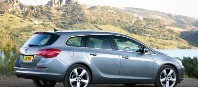 Vauxhall Astra Sports Tourer (2011) - picture 7 of 11